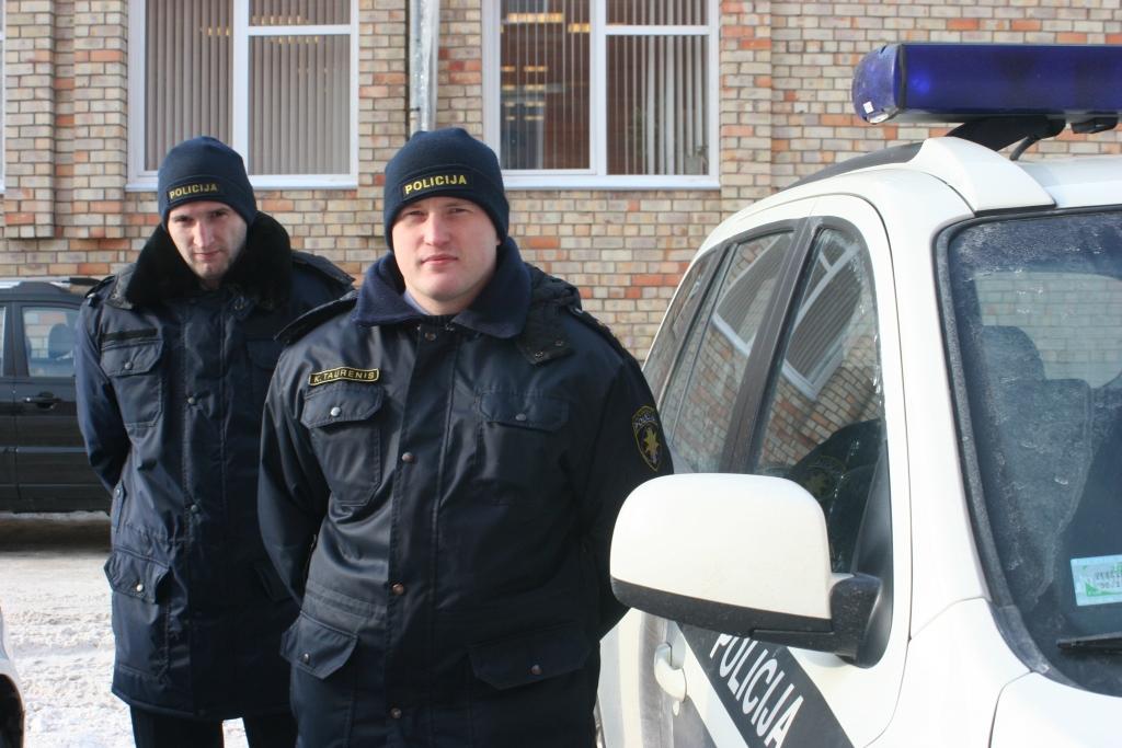 Gulbenes iecirkņa Kārtības policijas nodaļas inspektori Ilmārs Circens (no kreisās) un Kaspars Taurenis ir gatavi uzklausīt iedzīvotāju jautājumus un palīdzēt viņiem.
Autors: Gatis Bogdanovs