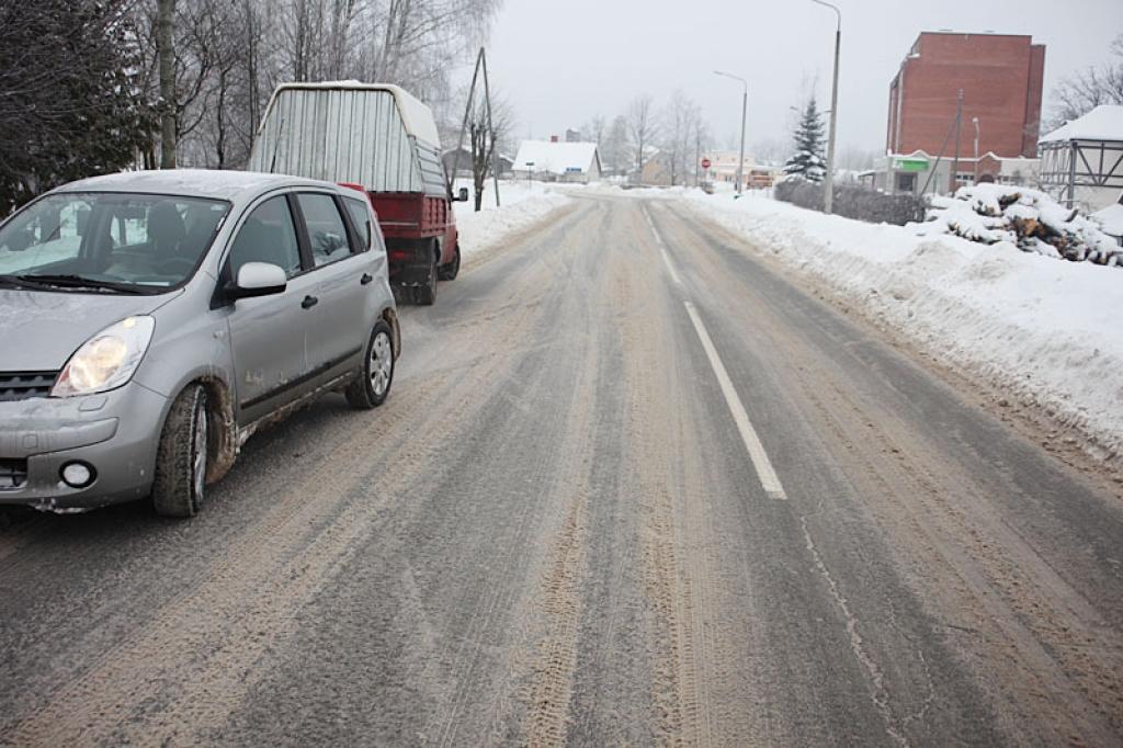 Blaumaņa ielā viena ielas puse ir kļuvusi šaurāka - sniega vaļņa dēļ uz vienu pusi ir novirzījusies sadalošā līnija, tādēļ automašīnām iznāk iebraukt pretējā braukšanas joslā.
Autors: Gatis Bogdanovs