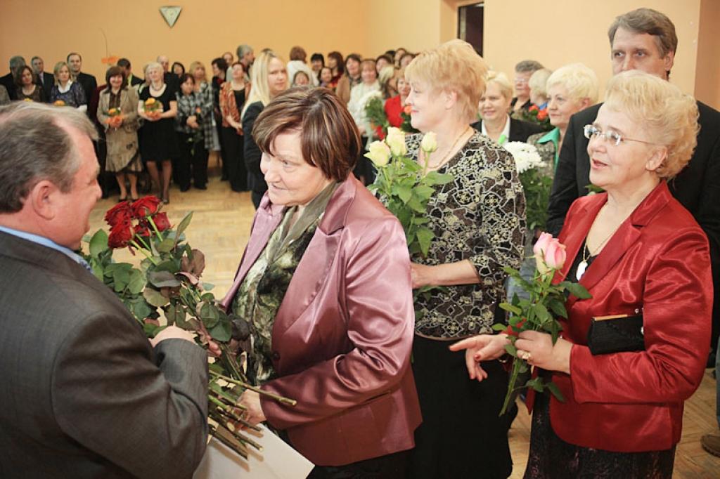 Nikolaju Stepanovu sveica tagadējie un bijušie kolēģi, ar kuriem kopā savulaik strādāts, vadot Gulbenes pilsētas domi un rajona padomi, rajona izglītības nodaļu un Rēveļu pamatskolu
Autors: Gatis Bogdanovs