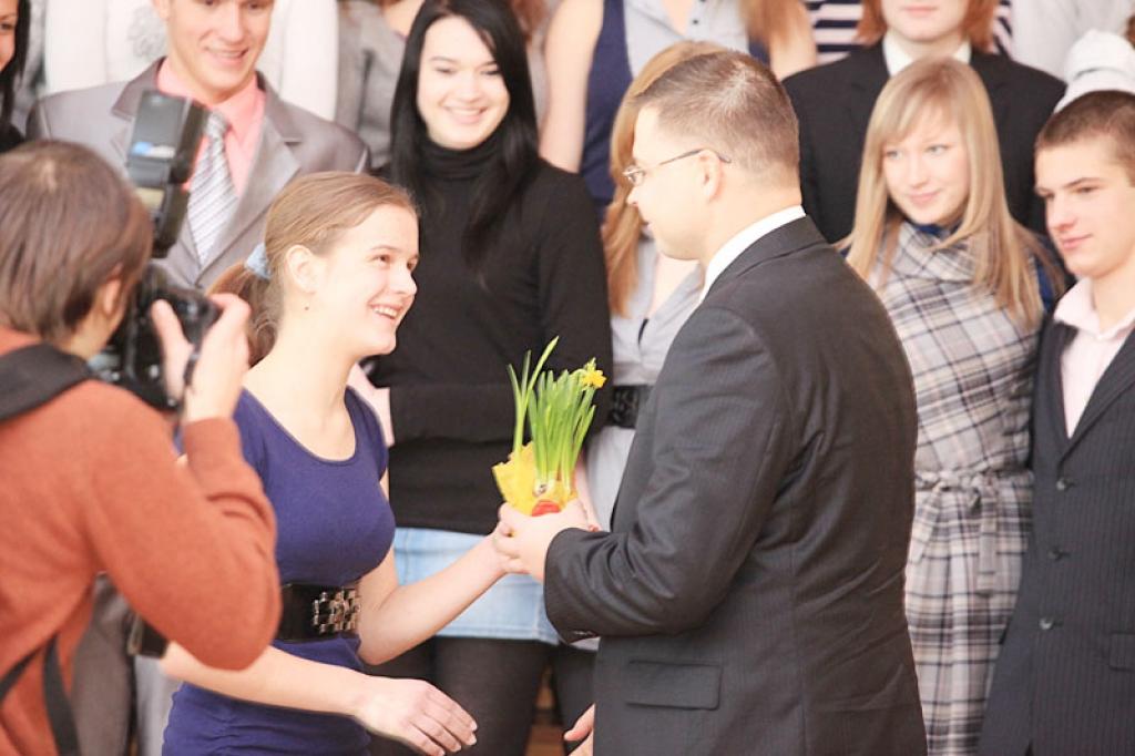 Viesošanās laikā viņš iepazinās ar Gulbenes novada valsts ģimnāziju, vadīja stundu 11.b klasei, tikās arī ar ģimnāzijas pedagogu kolektīvu.
Autors: Gatis Bogdanovs