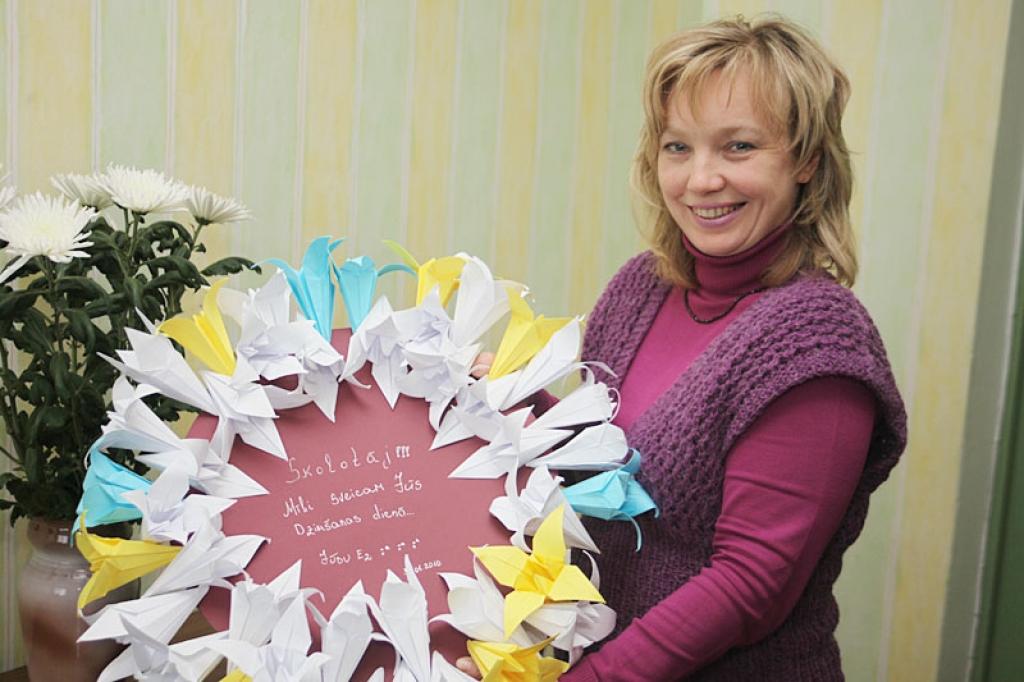 “Dzimšanas dienā 31.janvārī man vienmēr kāds uzdāvina podiņu ar hiacintēm. Arī vārdadienas apsveikumā saņemu savas mīļākās puķes frēzijas. Vīrs jau bez teikšanas zina, kādas puķes jādāvina sievai,” smejas jaungulbeniete Dace Kurša.
Autors: Gatis Bogdanovs