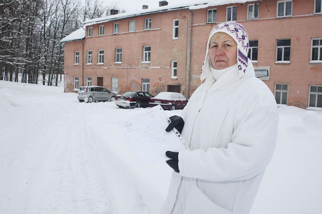 Gulbeniete Sandra Sopule pievērsusi “Dzirksteles” uzmanību aktuālai problēmai – daudzdzīvokļu māju pagalmu kopšanai. Kam jāuzņemas šīs rūpes, ja pagalma zeme pieder pašvaldībai? S.Sopule uzskata, ka pilsētas pārvaldei ir jātīra sniegs no caurbraucamā pagalma.
Autors: Gatis Bogdanovs