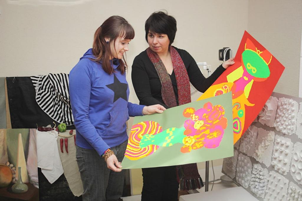 Gan skolotāji, gan audzēkņi cer, ka izstādes apmeklētājiem patiks viņu fantāzijas lidojuma augļi. 
Autors: Gatis Bogdanovs