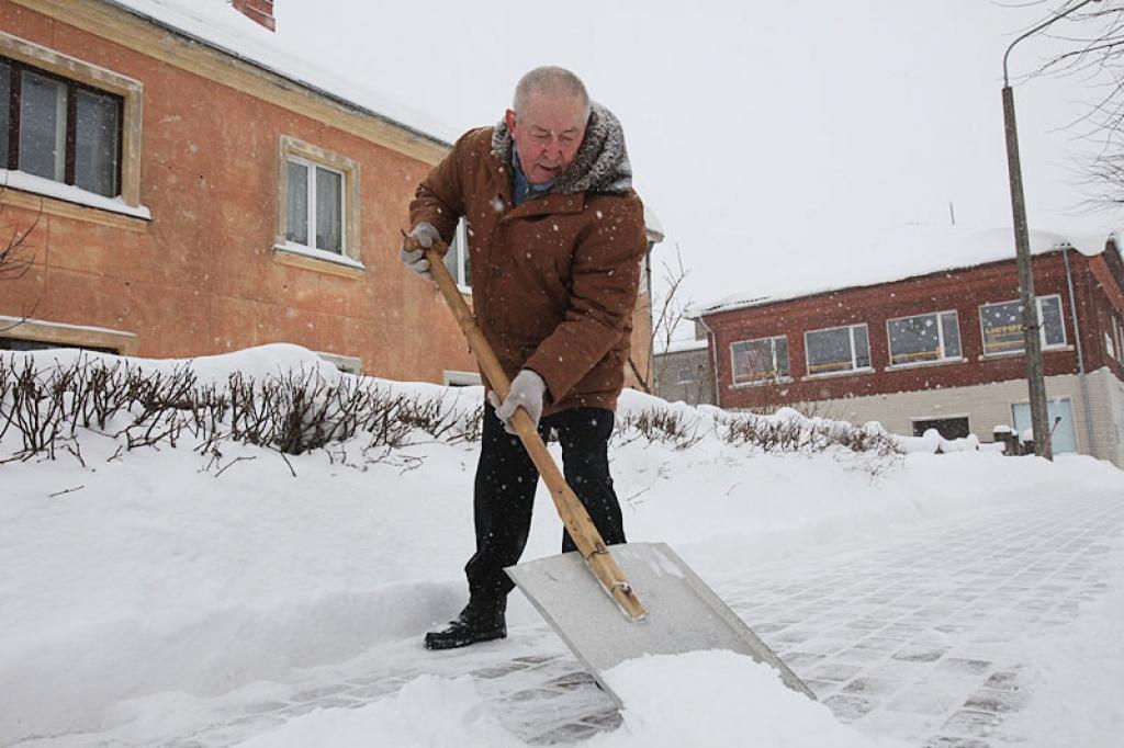 Pirmdien līdz līdz pulksten 12.00 gulbenietis Anatolijs Andronovs ietvi gar O.Kalpaka ielas 64.namu bija notīrījis jau trīs reizes. “Savulaik, kad es vēl strādāju celtniecībā, sētnieku darbu nepratu novērtēt, kā pienākas, bet tagad saprotu, cik tas pilsētā ir nepieciešams. Sētnieka darbs ir jāciena,” saka A.Andronovs. 
Autors: Gatis Bogdanovs