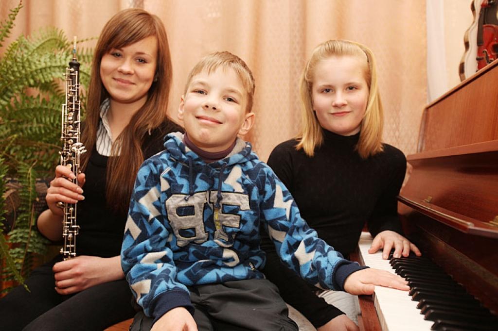 Līga Kalniņa (no kreisās), Kārlis Bošs un Amanda Baldone, tāpat kā pārēji audzēkņi, kas piedalījās konkursā “Talants Latvijai”, cer, ka viņiem arī finālā visus izdosies pārsteigt ar lielisku sniegumu.
Autors: Gatis Bogdanovs