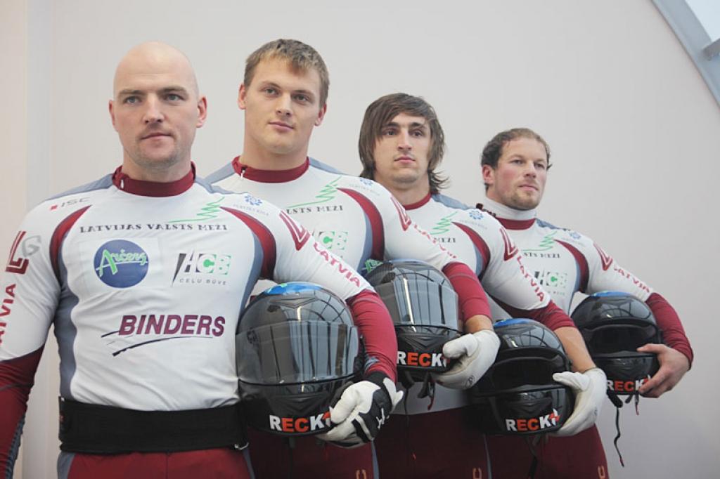 Mēs, gulbenieši, vēlam veiksmi visiem mūsu četriem olimpiešiem – Daumantam Dreiškenam (otrais no kreisās)...
Autors: Gatis Bogdanovs (no arhīva)