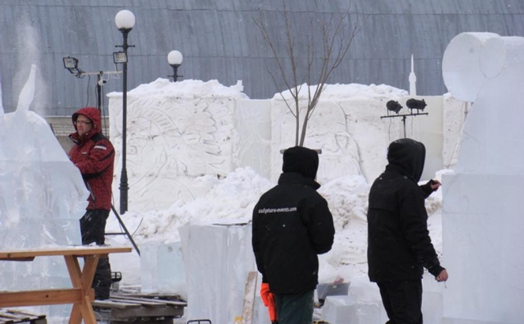 12.Starptautiskā ledus skulptūru festivāla māksliniekiem noslēgusies trešā darba diena. Vēl 