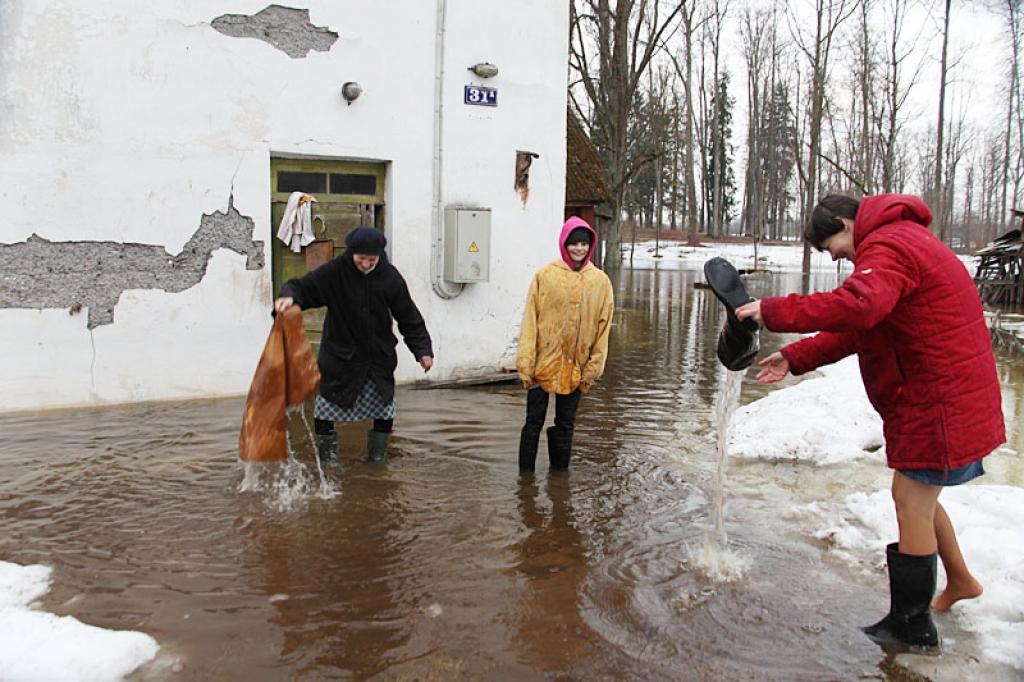 Applūdušās mājas iedzīvotāja Genovefa Melne laikrakstam stāsta, ka ūdens līmenis Krustalīcē sācis celties jau otrdien, bet naktī no otrdienas uz trešdienu tas sācis nākt iekšā mājā. 
Autors: Gatis Bogdanovs
