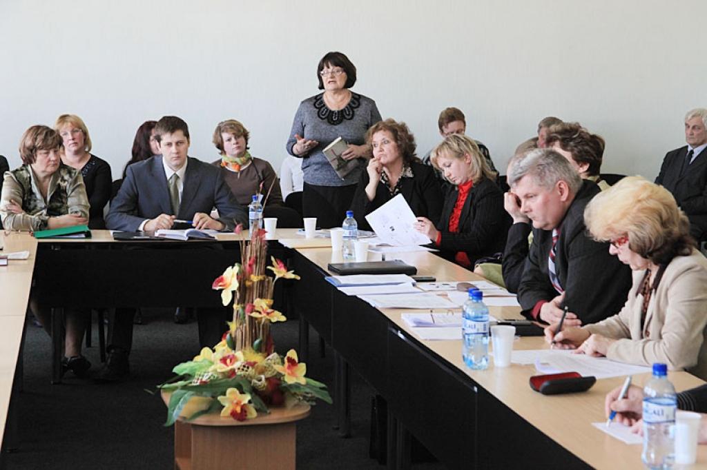 Izglītības, kultūras un sporta komitejā deputāti kopā ar novada domes speciālistiem, kā arī Rankas un Jaungulbenes arodvidusskolu direktoriem un Gulbīša vidusskolas  filiāles “Siltāju pamatskolas” vadību šonedēļ trīs stundas diskutēja par šo skolu nākotni.
Autors: Gatis Bogdanovs