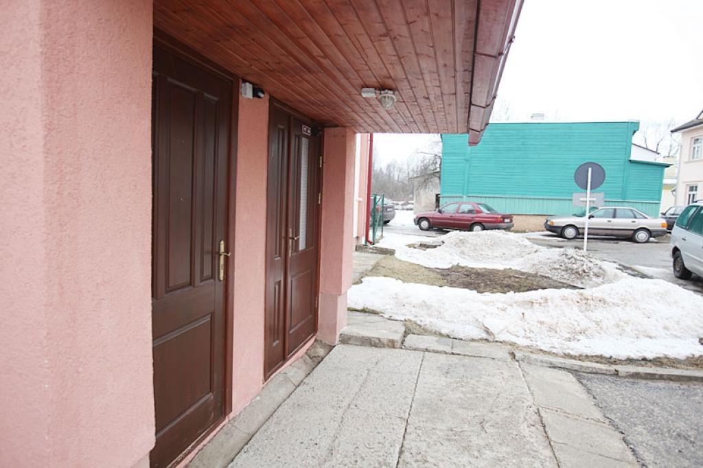 Vēl pagājušajā vasarā šeit, daudzdzīvokļu mājas pagrabtelpā, atradās komisijas veikals. 
Autors: Gatis Bogdanovs