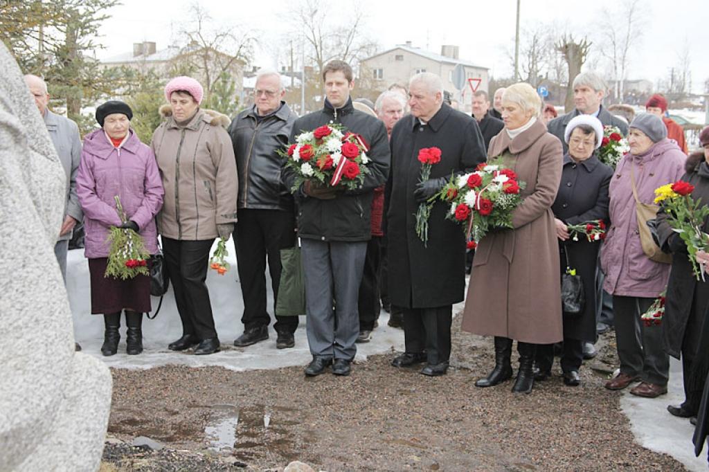 Gulbenieši piemiņas pasākumā 25.martā pulcējās Gulbenes dzelzceļa stacijā pie piemiņas zīmes represētajiem. 
Autors: Gatis Bogdanovs