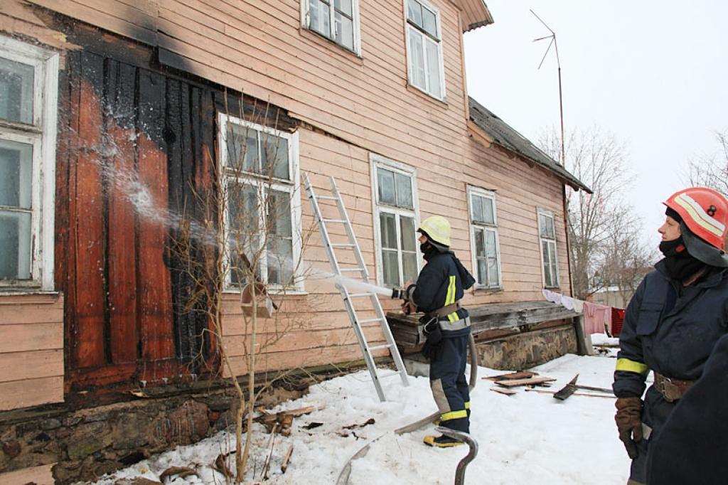 Stradu pagasta Šķieneros kādā dzīvoklī izcēlās ugunsgrēks. Ugunsdzēsēji izsaukumu saņēma pulksten 12.13.
Autors: Gatis Bogdanovs