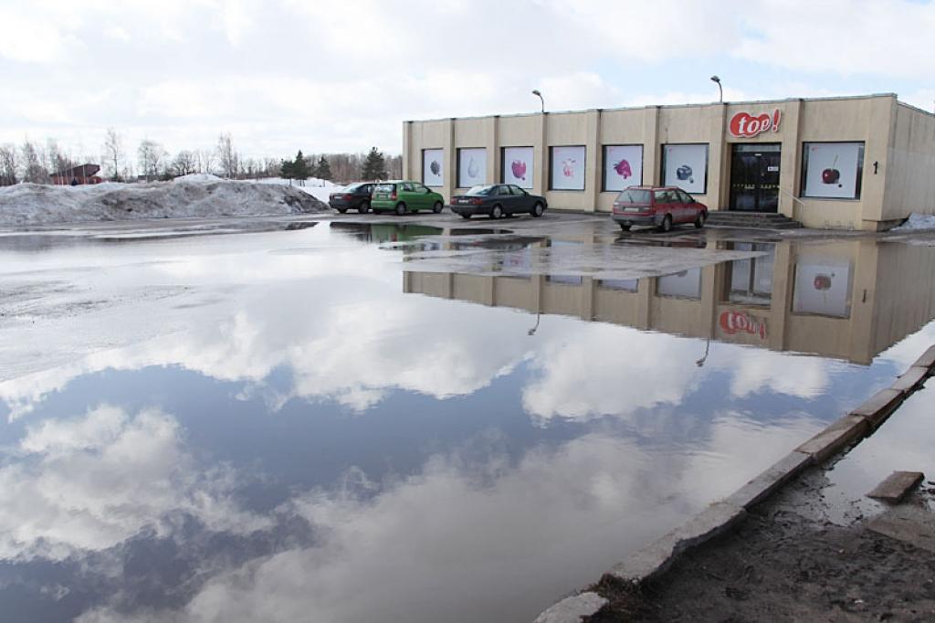 Ik gadu Nākotnes ielā pavasaros un pēc lielām lietusgāzēm veidojas liela peļķe, taču šogad tā ir izveidojusies īpaši liela.
Autors: Gatis Bogdanovs