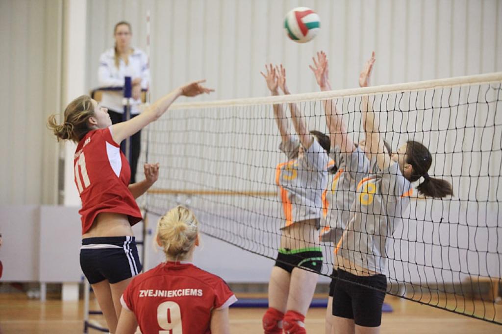 Gulbenes volejbolistes spēlē ar Zvejniekciema vidusskolas komandu.
Autors: Gatis Bogdanovs