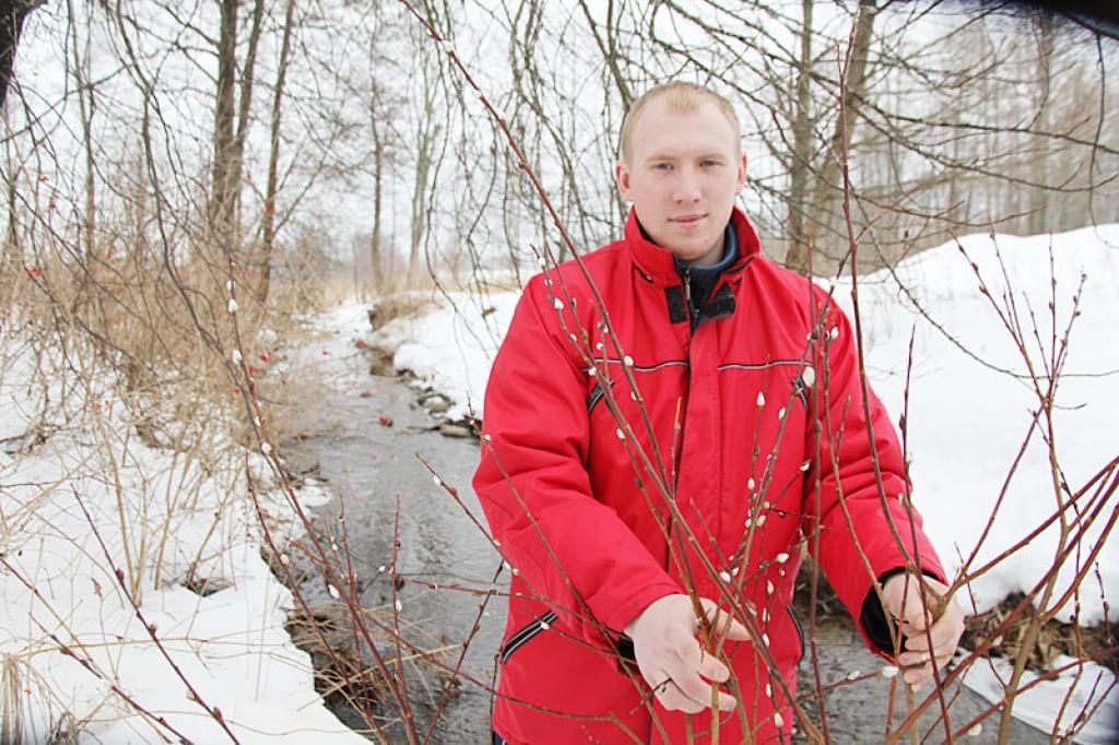 Elvijs Kantāns Litenes pusē jau novērojis pirmos meža baložus un drīzumā cer ieraudzīt ķīvītes un cīruļus, kas liecina, ka pavasaris ir klāt. Par to liecina arī pūpoli un kārkli. 
Autors: Gatis Bogdanovs