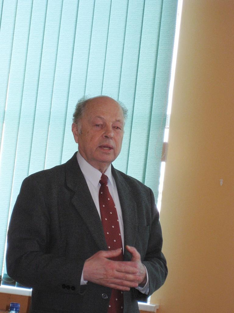 Deputāts uzskata, ka 2014.gadā, Latvijai pārejot uz eiro, viss sadārdzināsies, jo tā ir bijis visā pasaulē.
Autors: Gatis Bogdanovs