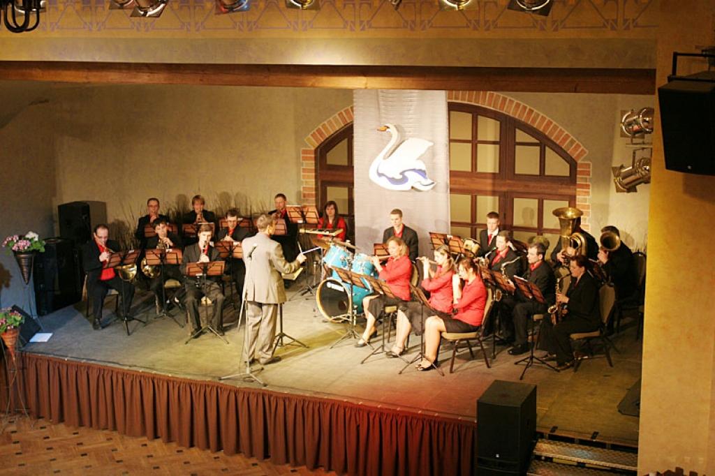 Gulbenes kultūras centrs muzicēja arī Gulbenes pilsētas 82.dzimšanas dienas pasākumā, kas notika Vecgulbenes muižā.
Autors: Gatis Bogdanovs