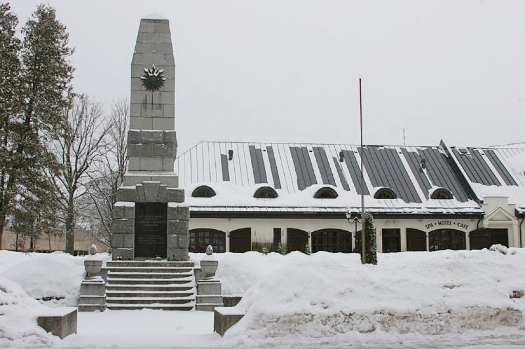 16.martā Gulbenē pie Brīvības pieminekļa ziedi negūla,  jo pa visam maz starp vecajiem vīriem ir tādu, kas spēj iziet laukā no mājas. Tur kavējas vienīgi viņu domas un atmiņas.
Autors: Gatis Bogdanovs