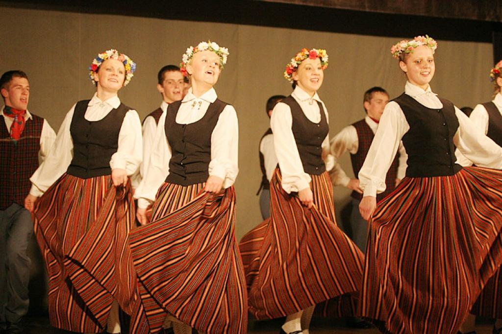 Starp dejotājiem bija arī Zaigas Mangusas vadītā Litenes tautas nama jauniešu deju kopa “Litenietis”, apliecinot, ka ir gatava novada skatei.
Autors: Gatis Bogdanovs