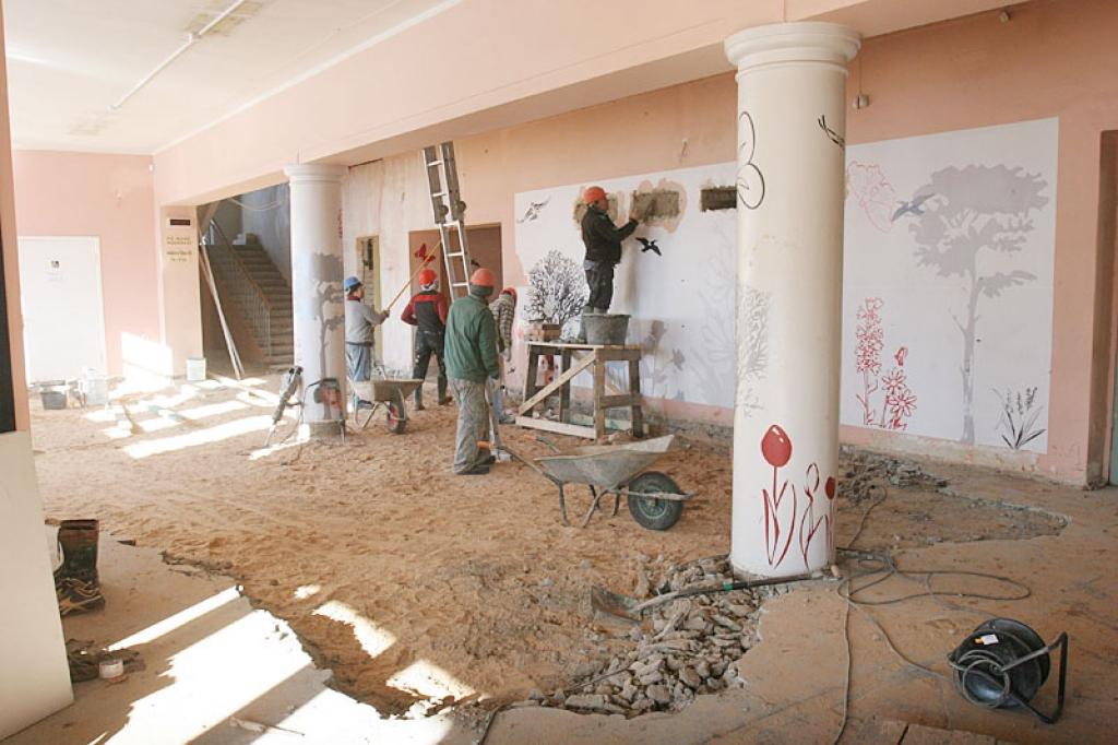 Darāmā Gulbenes kultūras centrā vēl ir daudz. Šonedēļ līdztekus citiem darbiem tika veikta grīdas pamatnes izveide.
Autors: Gatis Bogdanovs