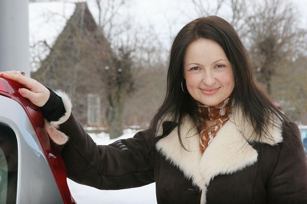 “Strādāju sirdij mīlu darbu un studēju augstskolā, kopā ar ģimeni dzīvoju saremontētā vecmammas mājā Beļavā,” saka Beļavas tautas nama vadītāja Sarmīte Viduce.
Autors: Gatis Bogdanovs