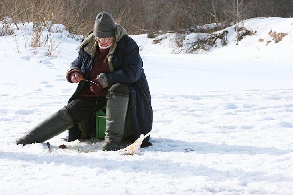 Lejasciemietes, kādreizējās pedagoģes Aijas Pavāres iecienīta ziemas makšķerēšanas vieta ir Gaujā pie Velna pakalnes. Ne jau vienmēr lomam jābūt lielam. Galvenais cienījamajai kundzei ir   apkārtējais miers. “Man ļoti patīk makšķerēt tad, kad ir liels putenis vai lietus, tāpēc esmu nosaukta par dulnu,” saka Aija.
Autors: Gatis Bogdanovs