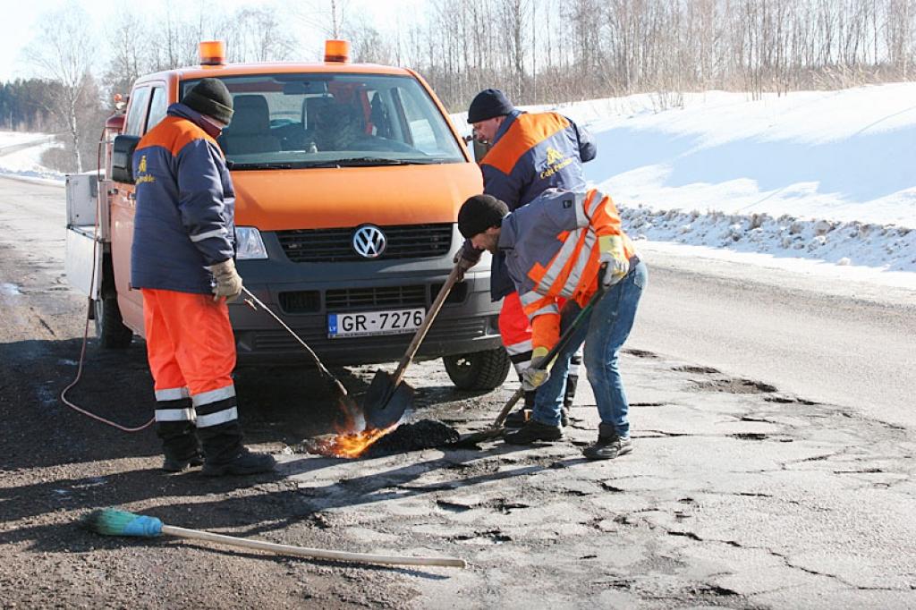 Pašreiz autoceļu uzturētāji iespēju robežās aizlāpa tikai lielākās bedres, masveida bedrīšu remonts varētu sākties aprīlī. 
Autors: Gatis Bogdanovs