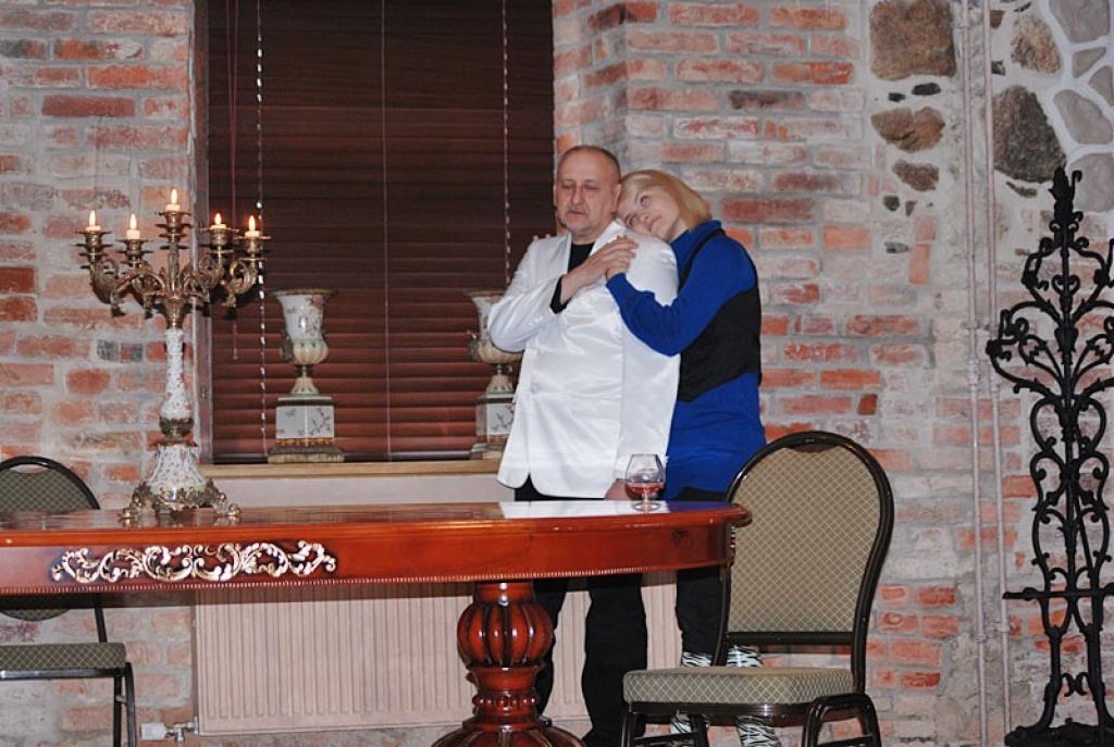 Pils saimnieks (lomā – Ivars Suseklis), augstdzimis kungs, kas bagātību ieguvis, izdevīgi apprecoties, bet pusmūžā attopas, ka viņai dzīvei pietrūkst paša galvenā – mīlestības. Viņš iemīlas tajā pašā meitenē (Lomā – Agnese Strautiņa), kuru jau iecerējis viņa dēls. Kuru izvēlēsies viņa?
Autors: Kārlis Ošs