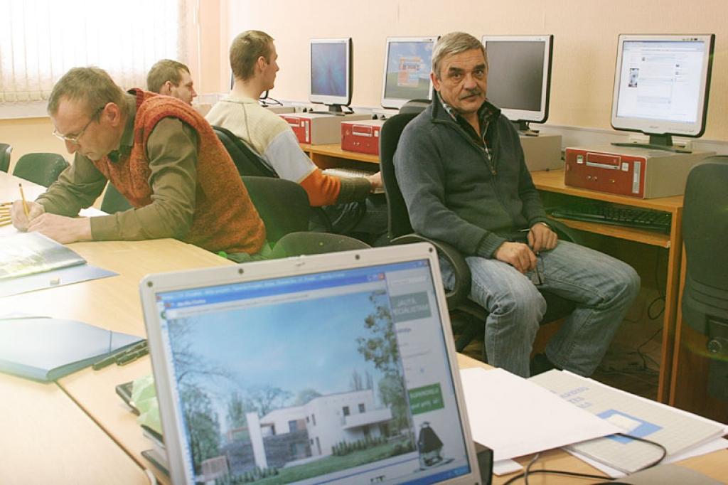 Mācību centrā “Austrumvidzeme” apdares darbu speciālistu mācības bezdarbnieki uzsākuši pirms pāris nedēļām. Iegūtā izglītība negarantē darbu, tomēr tā ir iespēja, ko bezdarbnieki izmanto. 
Autors: Gatis Bogdanovs
