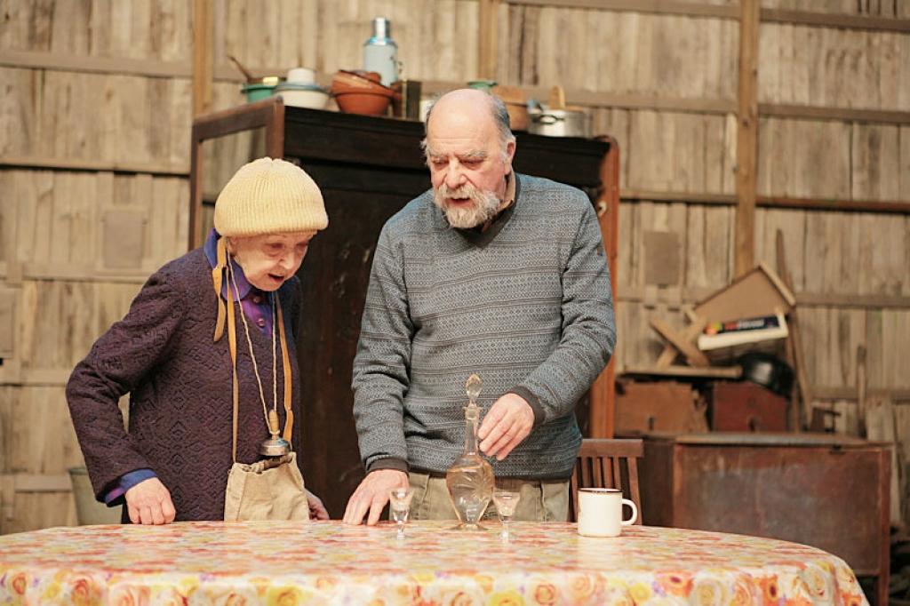 Režisors Felikss Deičs kopā ar aktrisi Rutu Birgeri izrādes 