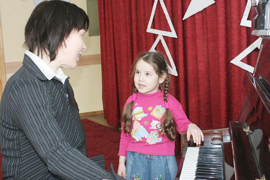 Gulbenes 2.pirmsskolas izglītības iestādes audzēkne četrus gadus vecā Linda Kokareviča ar muzikālās pedagoģes Ligitas Plešanovas – Jarusovas palīdzību jau apguvusi abas dziesmas, kuras izpildīs mazo vokālistu konkursā.
Autors: Gatis Bogdanovs