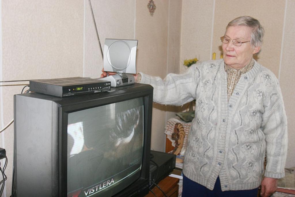 Beļaviete Marija Kravale ir pārliecināta, ka laukos bez televizora neiztikt, tāpēc, lai arī turpmāk redzētu Latvijas programmas, nopirkusi dekoderu. To pievienot palīdzēja dēls. ”Tagad viss ir kārtībā,” saka M.Kravale.
Autors: Gatis Bogdanovs