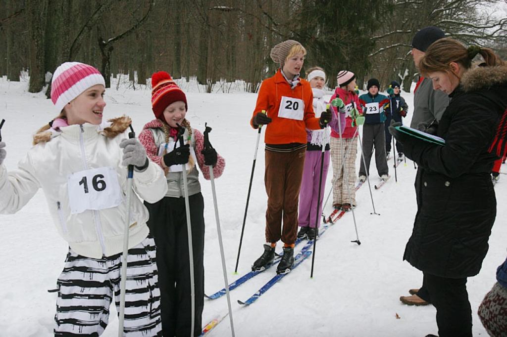 Ļoti kupli apmeklētas bija distanču slēpošanas sacensības. Uz starta stājās gan bērni un jaunieši, gan arī pieaugušie. 
Autors: Gatis Bogdanovs