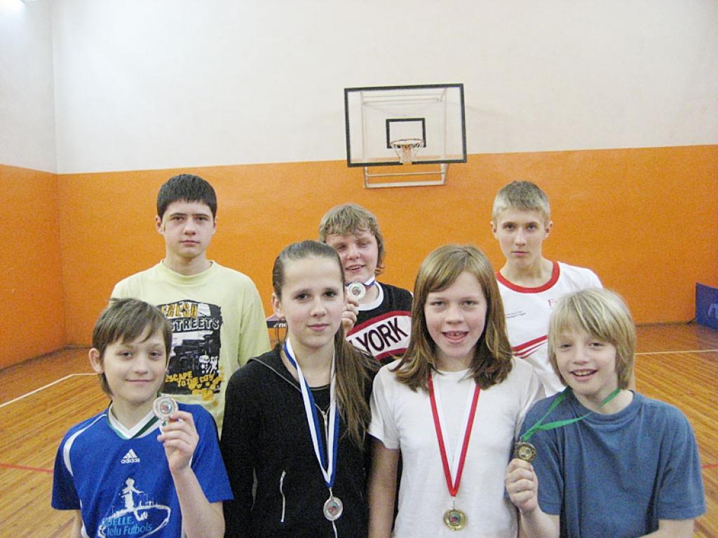 Labākie jaunie galda tenisti novadā. Pirmajā rindā - Krišs Mazūrs (pirmais no kreisās), Egija Sveķe, Ilva Paipala un Niks Brants. Otrajā rindā – Artūrs Kučkovs (pirmais no kreisās), Dagnis Krūmiņš, Juris Vasiļjevs.
Autors: No personiskā albuma