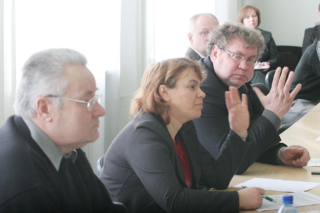 Pirms vienoties par balsojumu Stradu daudzdzīvokļu māju apsaimniekošanā, deputāti konsultējās ar speciālistiem Pašvaldbu savienībā, lai lēmums būtu juridiski korekts.
Autors: Gatis Bogdanovs