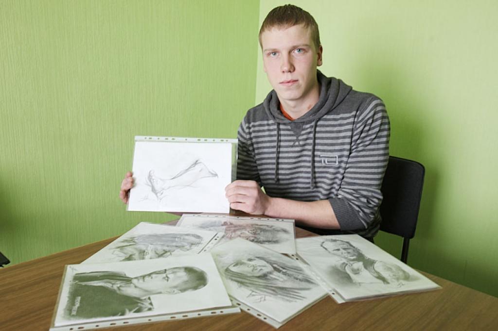 Ivars līdz šim pārsvarā ir zīmējis portretus, taču viņš domā, ka vajadzētu pamēģināt uzzīmēt arī kaut ko citu, ne tikai cilvēkus. „Varētu mēģināt uzzīmēt ziedus, dabas skatus, kluso dabu,” saka puisis. 
Autors: Gatis Bogdanovs