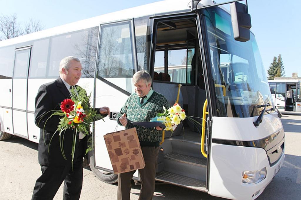 “Braukt ir prieks. Jauns ir jauns!” saka šoferis Aivars Augulis. Arī SIA”Gulbenes autobuss” direktors ir gandarīts, ka beidzot uzņēmumam ir jauns autobuss.
Autors: Gatis Bogdanovs