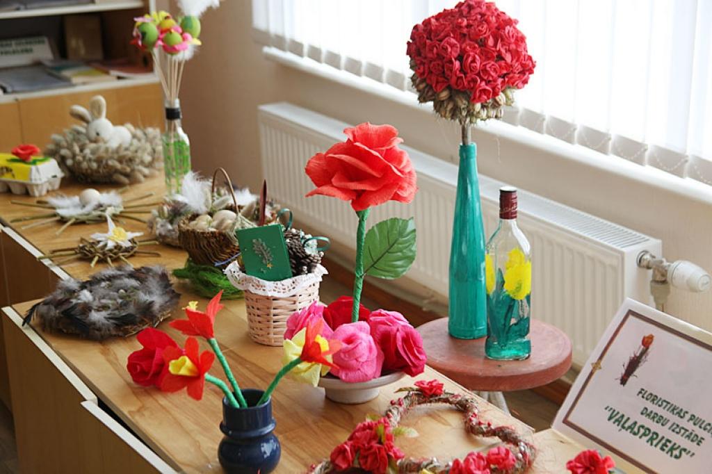 Galgauskas pagasta floristikas pulciņa dalībnieču darbi ir krāšņi un pavasarīgi. 
Autors: Gatis Bogdanovs