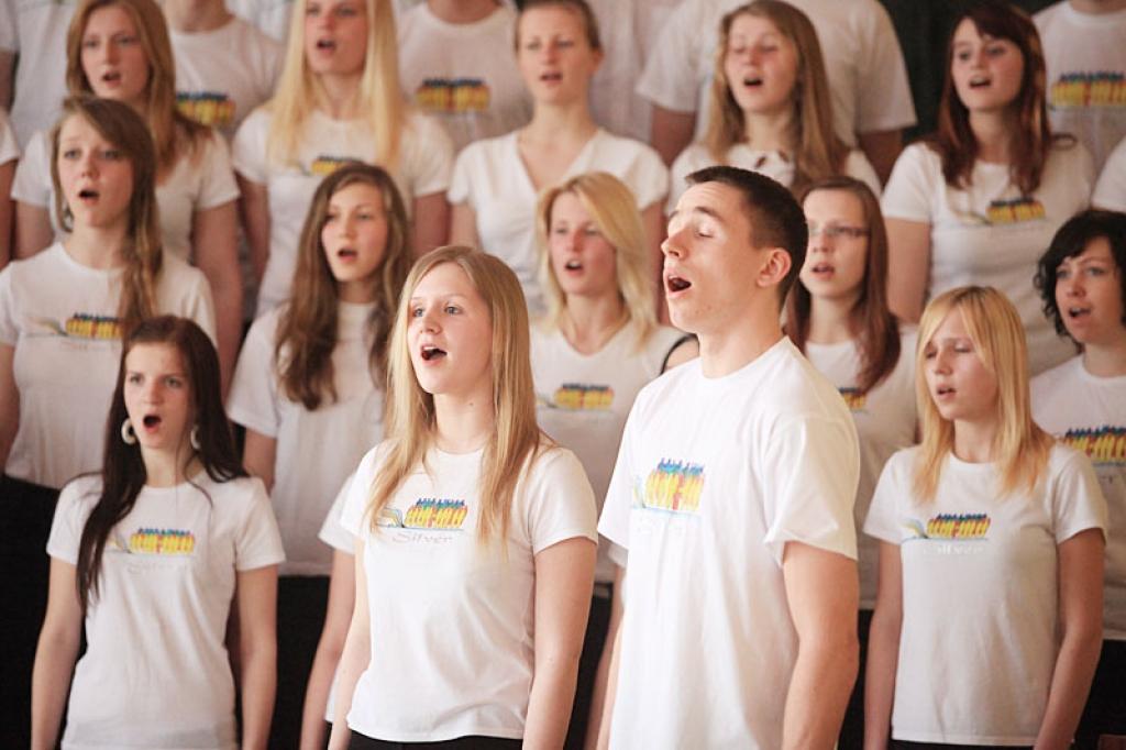 Vidusskolu grupā visaugstāko novērtējumu ieguva vienīgais kolektīvs – Gulbenes novada valsts ģimnāzijas koris “Silver” (diriģente Laura Anže).
Autors: Gatis Bogdanovs