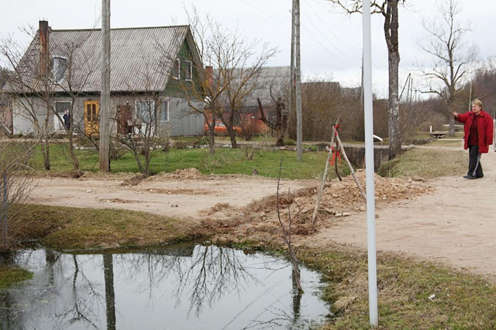 “Gadu gadiem šī caurteka ir bojāta. Ja es nebūtu pārrakusi koplietošanas ceļu, lai kaut mazliet novadītu ūdeni, man vēl šodien viss dārzs būtu ūdenī. Labi, ka augļu koki ir tik izturīgi,” saka Beļavas pagasta iedzīvotāja Gunta Brence.
Autors: Gatis Bogdanovs