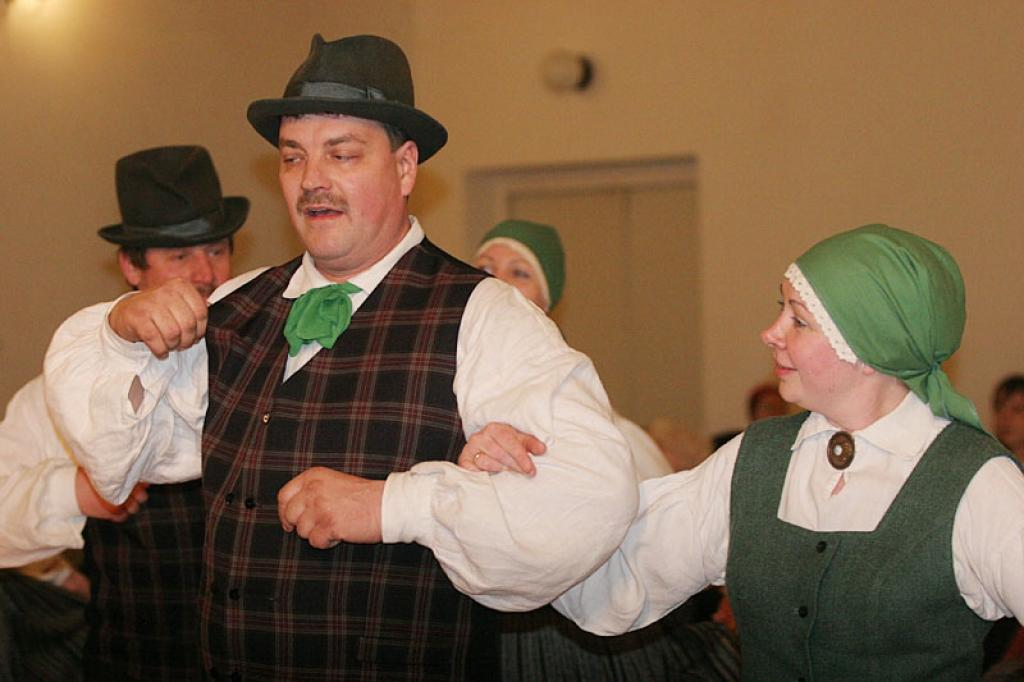 Arī Gulbenes kultūras centra vidējās paaudzes deju kopa 