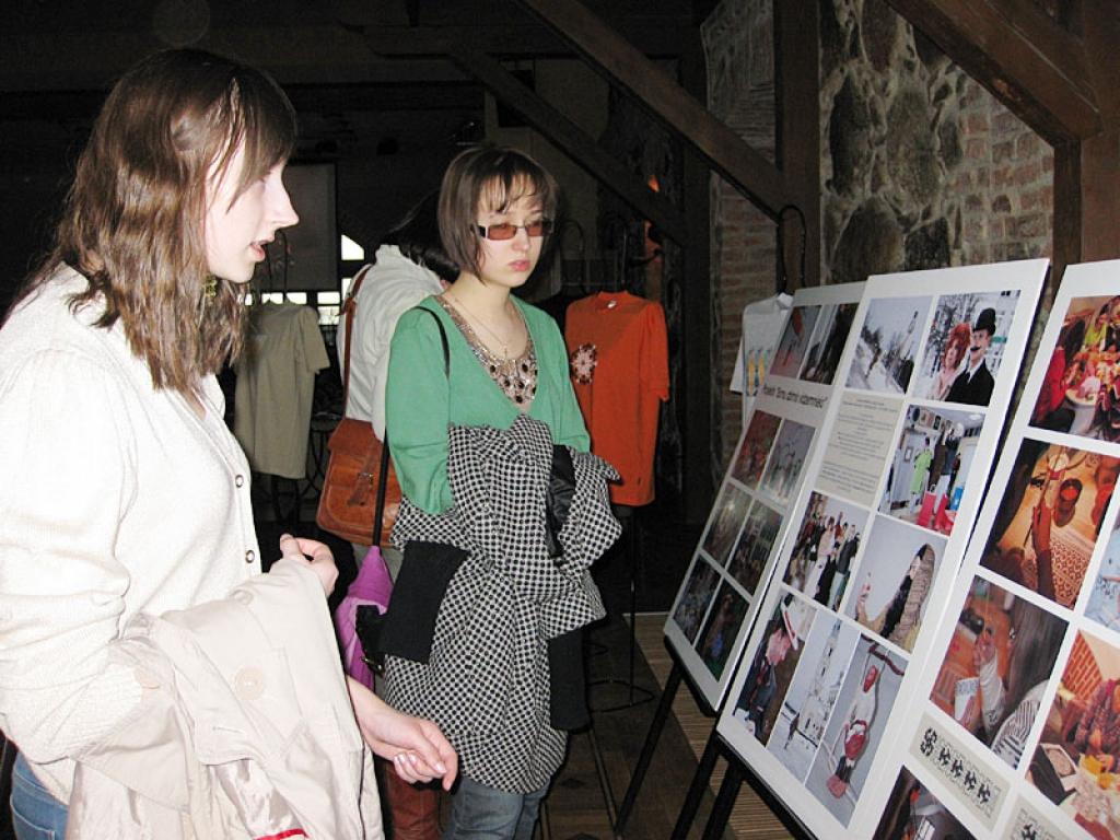 Lielu pasākuma apmeklētāju interesi izraisīja mākslas skolas audzēkņu darbu ekspresizstāde, kurā bija apskatāmi darinājumi, ko rotā J.Madernieka raksti. 
Autors: Gatis Bogdanovs
