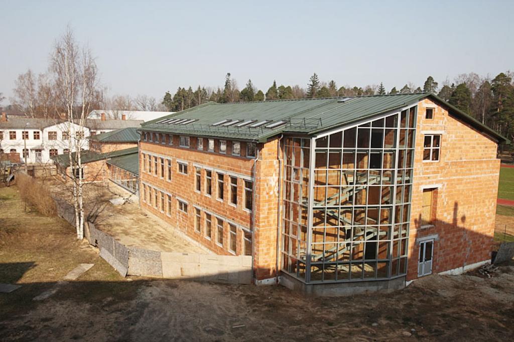 Gulbenes novada Valsts ģimnāzijas starpbūve nav aizmirsta. Tālākiem celtniecības darbiem tiek meklēts risinājums.
Autors: Gatis Bogdanovs