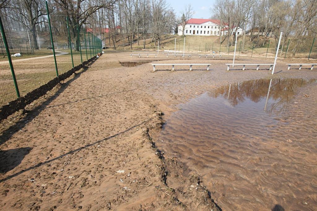 Litenes pagasta pārvaldes vadītājs Vilnis Lapiņš uzskata, ka jaunais stadions tiks sakārtots tā lai to varētu izmantot. Ir jānovāc smilšu sanesumi un jāaizber ūdens izskalotās bedres, kā arī jādomā, kā nostiprināt to stadiona daļu, kas atrodas Pededzes upes krastā.
Autors: Gatis Bogdanovs