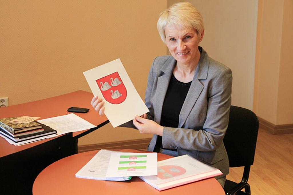 Gulbenes novada domes priekšsēdētāja Sandra Daudziņa norāda, ka novada ģerbonī uz sarkana laukuma attēloti trīs gulbji.
Autors: Gatis Bogdanovs