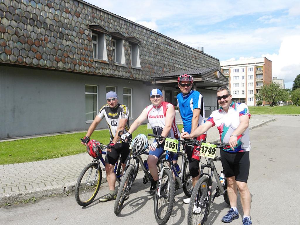 Imants Kublačovs (no kreisās), Juris Aleksāns, Gints Āboliņš un Edmunds Gobiņš jau pērn startēja “SEB MTB” maratonā. Šogad viņi kopā ar vēl citiem aktīvistiem ir nolēmuši izveidot komandu, lai startētu maratonā. 
Autors: No personiskā albuma