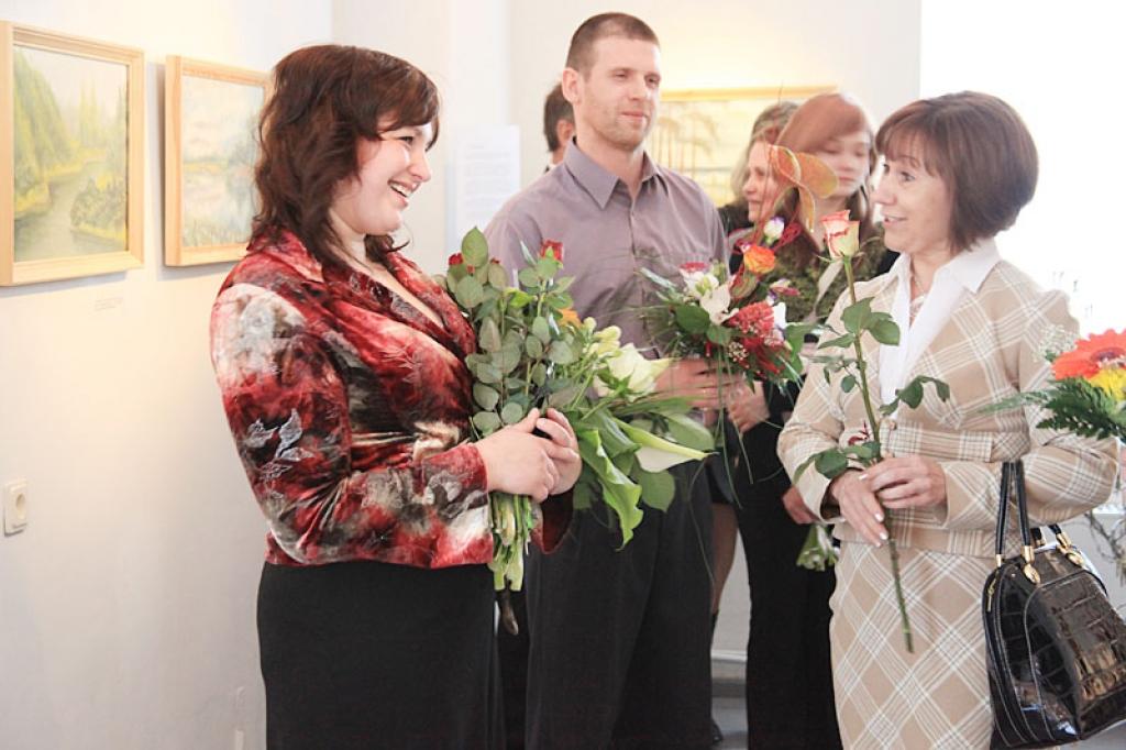 Izstādes atklāšanā sveikt jauno mākslinieci bija ieradušies gan draugi, gan radi, gan darbabiedri, gan novada dome.
Autors: Gatis Bogdanovs