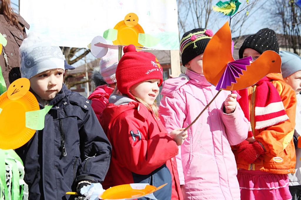 Putnu dienu dalībnieki šoreiz vēlējās, lai vismaz daži pašu darinātie būrīši noteikti atrastos Gulbenes 2.vidusskolas tuvumā, blakus kurai ir ne mazums koku, kas varētu patikt spārnotajiem draugiem.
Autors: Gatis Bogdanovs