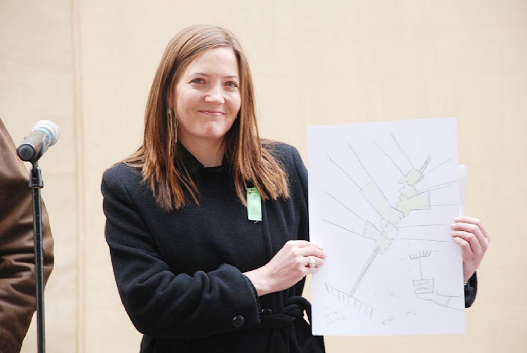 Tāra Nīvseja ar Gata Šļūkas ilustrāciju Zelta grābekļa balvai.
Autors: No personiskā albuma