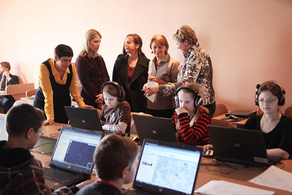 Bila un Melindas Geitsu fonda pārstāve Dženeta Savaja (stāv trešā no kreisās) ar interesi sekoja līdzi tam, kā bērni mācās, kā arī vēlējās uzzināt visu par pilotprojektu, kura laikā notiek šīs mācības.
Autors: Evita Brokāne